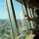 Teilnehmer des China FamTrips 2019 auf der Aussichtsetage des Berliner Fernsehturms