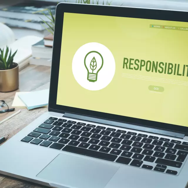 Berlin Convention Office, Green Meetings Berlin, aufgeklappter Laptop mit dem Wort Responsibility auf dem Screen 