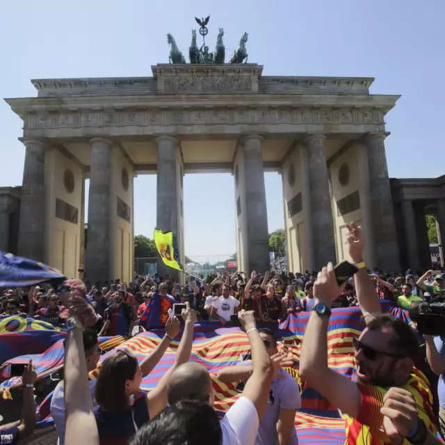 Foto: Fußballfans am Brandenburger Tor