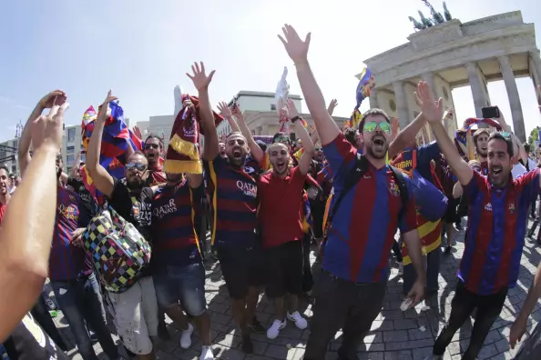 Foto: Fußballfans aus aller Welt feiern vor dem Brandenburger Tor den Sport