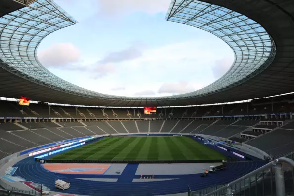 Foto: Leeres Berliner Olympiastadion in Weitwinkelperspektive