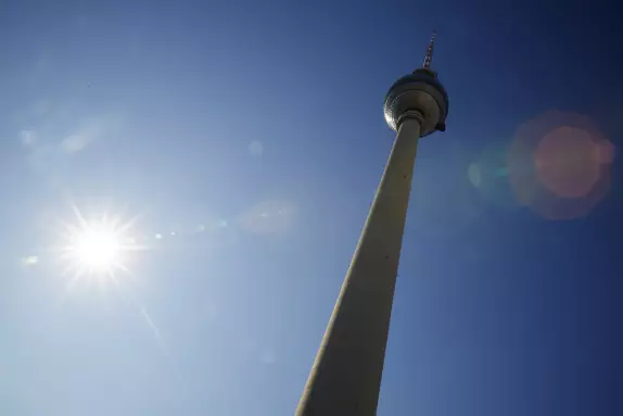 Blog Berlin Meetings, Eventlocations Berlin, TV Turm von unten fotografiert