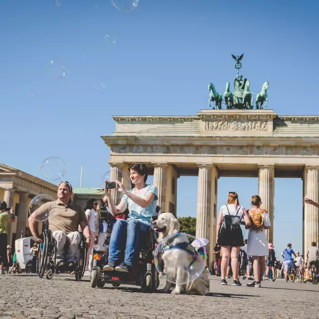 Meschen mit Handicap im Sommer vor dem Brandenburger Tor