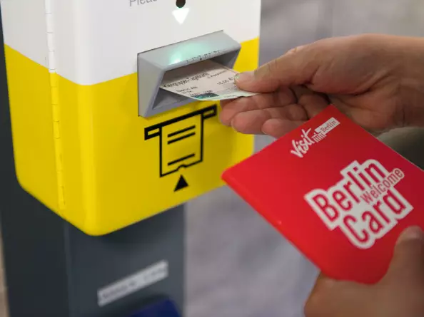 Entwertung der Berlin Welcome Card am Automaten
