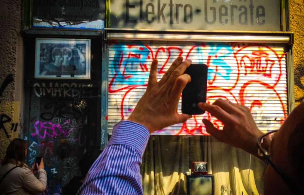 Smartphone-Jagd im Prenzlauer Berg vor einem kleinen ehemaligen Elektrogeschäft