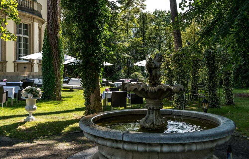 Garden of the Schlosshotel Berlin by Patrick HellmannGarten with a view of the fountain
