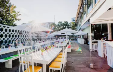 Meeting Guide Berlin Cafe Moskau Rosengarten mit Tischen für eine Sommerparty