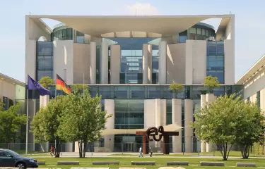 Berlin, Blick auf die Hauptfassade des Kanzleramtes